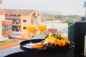 two glasses of wine and a plate of fruit and vegetables at Pedrógão Guesthouse in Pedrógão