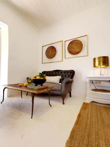 - un salon avec un canapé et une table avec des fruits dans l'établissement Olive grove cottage, à Koringberg