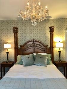 מיטה או מיטות בחדר ב-Moulin Rouge House Bed and Breakfast