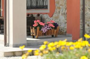 a bunch of flowers in wooden vases outside a building at Olivia B&B and Apartment in Cantagrillo