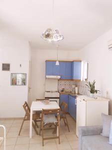 Kuchyňa alebo kuchynka v ubytovaní East Red Rock and View Leonidio maisonette studio + 14 fotografií
