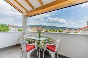 a table and chairs on a balcony with a view at Apartment Livia in Cres