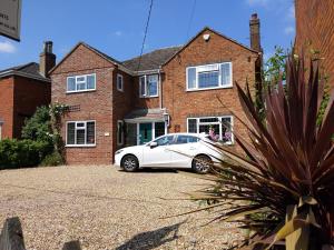 een witte auto geparkeerd voor een huis bij Canal View Bed And Breakfast in Lincoln