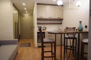 una cucina con un tavolo e sedie in una stanza di Nevi Hotel & Suites Istanbul Taksim a Istanbul