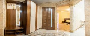 - un couloir avec une porte en bois dans une maison dans l'établissement Новые апартаменты на Зарванской., à Kamianets-Podilsky