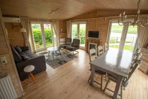 Gallery image of chalet Esra 190 in Sint Annaland +13 photos