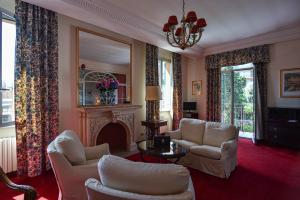 a living room with couches and a fireplace at Grand Hotel De Londres in Sanremo