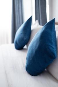 Letto o letti in una camera di Reef Edge Thulusdhoo, Maldives