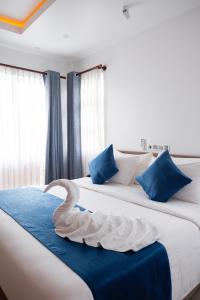 Letto o letti in una camera di Reef Edge Thulusdhoo, Maldives