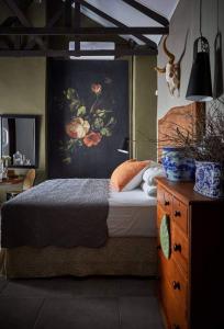 une chambre avec un lit avec un tableau sur le mur dans l'établissement Seisoen Richmond, à Richmond