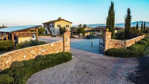 a stone fence in front of a house at Casa Terzerie in Braccagni