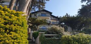 ラ・ボールにあるLes Cigalesの黒屋根の大黄色い家