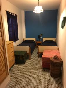 Pokój z 2 łóżkami, komodą i sypialnią w obiekcie Casa Massimo w mieście Playa de San Juan