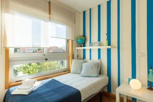 Habitación pequeña con cama y ventana en Francos Relaxing Apartment by the metro, en Oporto