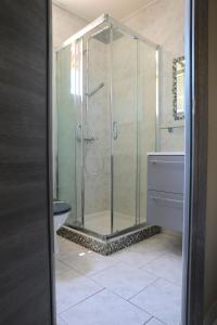 a bathroom with a glass shower with a toilet at Le Banana's in Aléria