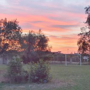 Východ nebo západ slunce při pohledu z bed and breakfast nebo okolí