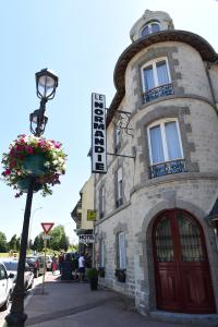 un bâtiment avec un panneau sur son côté dans l'établissement Hôtel Normandie Spa, à Bagnoles-de-l'Orne