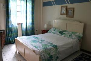 Кровать или кровати в номере Tropical Breeze Vacation Home and Apartments