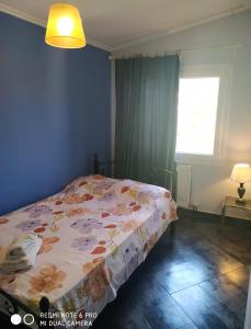 a bedroom with a bed with flowers on it at La betia in Litochoro