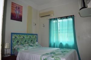 Кровать или кровати в номере Tropical Breeze Vacation Home and Apartments