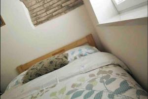 - une petite chambre avec un lit dans l'établissement OLD TOWN 14, à Ljubljana