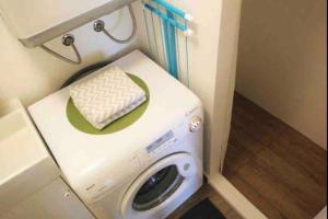 - un lave-linge et un sèche-linge dans une petite pièce dans l'établissement OLD TOWN 14, à Ljubljana