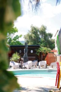 a group of chairs and a swimming pool at Le Banana's Hotel in Aléria
