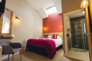 um quarto com uma cama e uma cabina de duche em vidro em Union Road Moto Velo Accommodation em Crediton