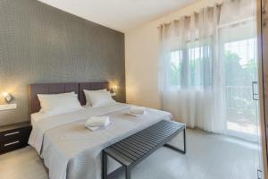 Modern luxury 2-bedroom apt with balcony & patio tesisinde bir odada yatak veya yataklar