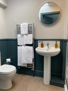 Ett badrum på The Scotts Arms Village Inn