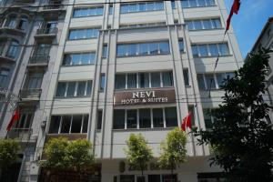 un edificio blanco alto con un letrero. en Nevi Hotel & Suites Istanbul Taksim, en Estambul