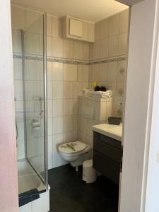 Koupelna v ubytování Hotel Sundblick + 35 fotografií