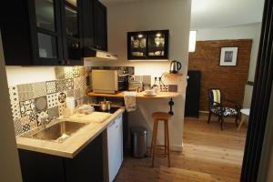 a kitchen with a sink and a counter top at STUDIO BRICK AND WOOD - HYPERCENTRE - TV - WIFI in Toulouse