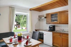 een keuken met een tafel met rode hoeden erop bij Ferienwohnung Mark in Biberwier