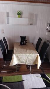 einen Tisch in einem Zimmer mit Tisch und Stühlen in der Unterkunft Bella Italia in Bruttig-Fankel