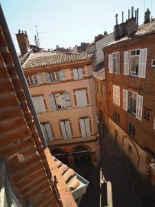 an overhead view of a city street with buildings at STUDIO BRICK AND WOOD - HYPERCENTRE - TV - WIFI in Toulouse