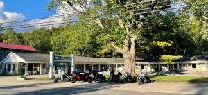 um grupo de motociclos estacionados em frente a um edifício em Mount Coolidge Motel em Lincoln