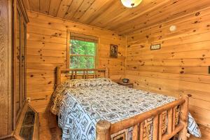Säng eller sängar i ett rum på Charming Blakely Cabin with Porch and Valley Views!