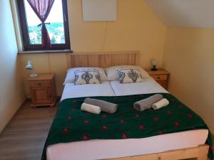 um quarto com uma cama grande e 2 almofadas em Domek na Polnej em Czorsztyn