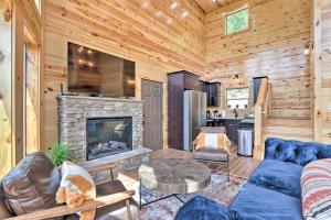 Mountain Dew Cabin with Hot Tub and Mtn Views!