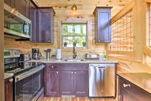 Mountain Dew Cabin with Hot Tub and Mtn Views!