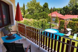balkon z widokiem na basen w obiekcie Apartman Fűzfa w mieście Balatonmáriafürdő