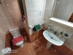 Koupelna v ubytování Town House with Private Pool in Village Centre