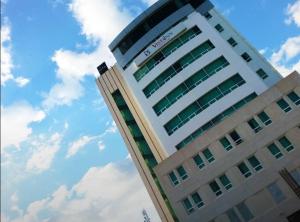 a tall white building with a sky in the background at Hotel Vista Inn Premium in Tuxtla Gutiérrez