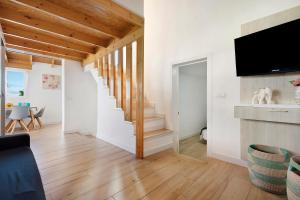 uma sala de estar com uma escada e uma televisão em Casa Adayeim 1 em Icod de los Vinos