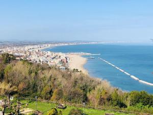 uma vista para uma praia com casas e o oceano em Hotel Tre Stelle Gabicce Mare em Gabicce Mare