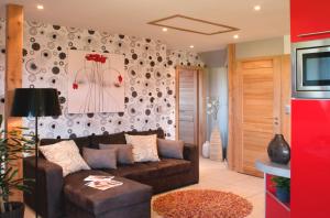 a living room with a brown couch in front of a wall at Maison accueillante à Ebersheim avec vue sur les montagnes in Ebersheim