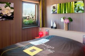 um quarto com uma cama e uma janela em Maison de 2 chambres avec jardin amenage et wifi a Ebersheim em Ebersheim
