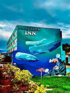 un edificio con un grande cartello sul lato di Moby Dick Inn a Prince Rupert