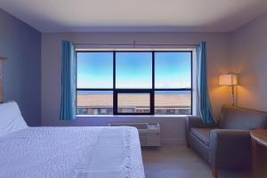 En eller flere senge i et værelse på OYO Waves Hotel Newport OR - NYE Beach